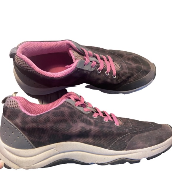 vionic tourney sneaker